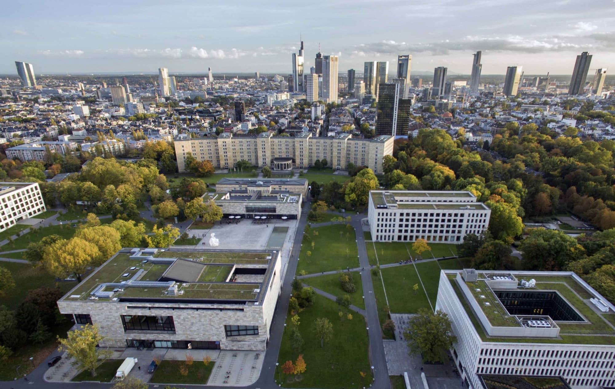 Goethe-Universität Frankfurt, Campus Westend, mit der Frankfurter Skyline
