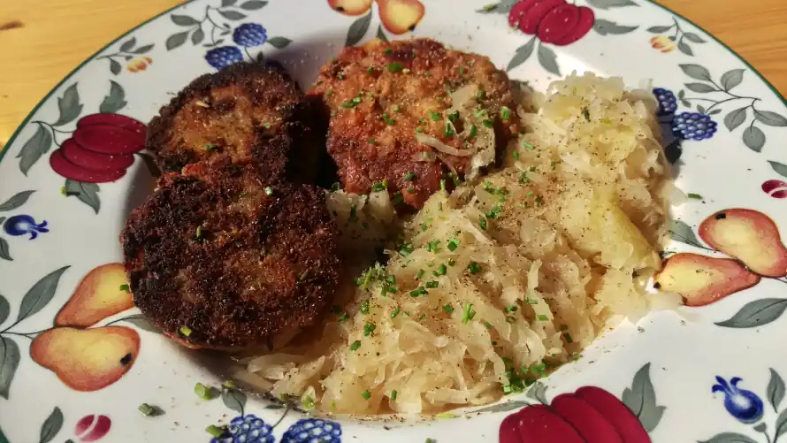Kaspressknödel mit Sauerkraut und Schnittlauch
