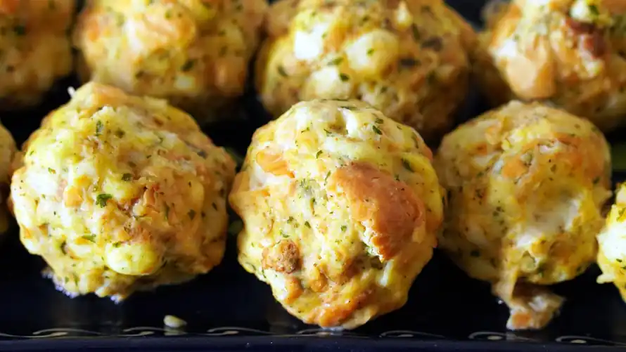 Semmelknödel mit altbackenen Brötchen, Milch, Zwiebeln und Petersilie